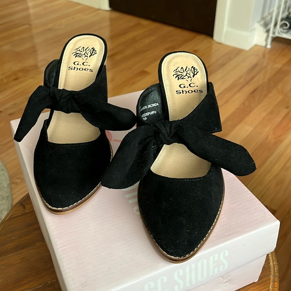 Slip on bow heels